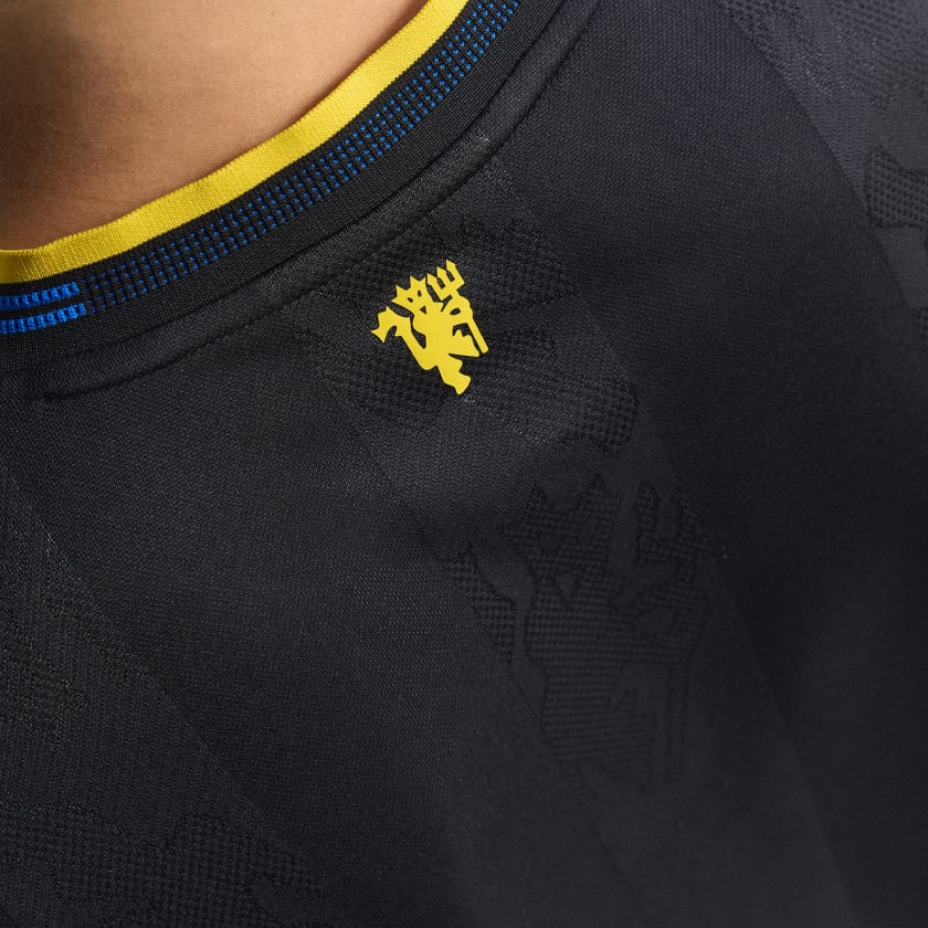 adidas Maguire Men's Manchester United Authentic Third Jersey 25/26 w/ NRFR + EPL Patches (Black)